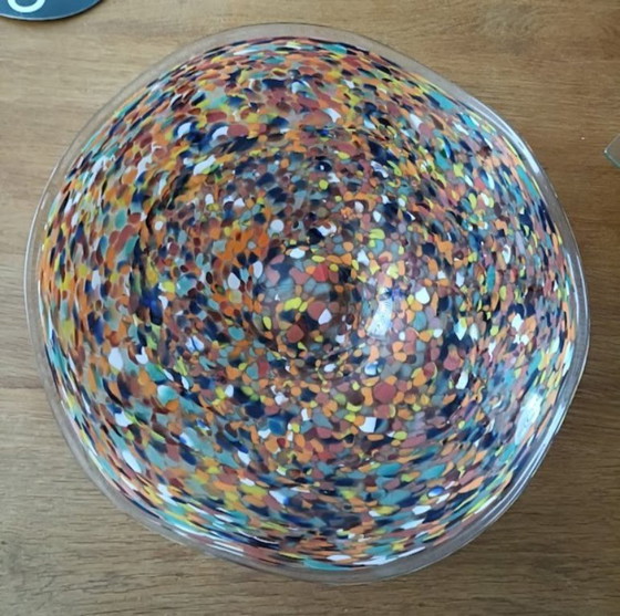 Image 1 of Ciotola in vetro realizzata a mano con aspetto maculato colorato.