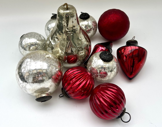 Image 1 of 1. Vintage glazen kerstballenset in rood en zilver