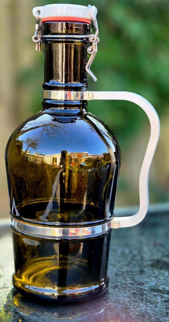Image 1 of Gourde à bière vintage en verre ambré de 2 litres avec poignée en métal