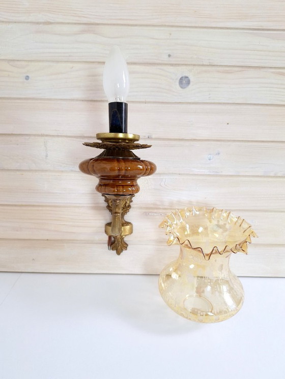 Image 1 of Vintage messing wandlamp met keramische toevoeging en amberkleurige kap / Joegoslavië, jaren 70