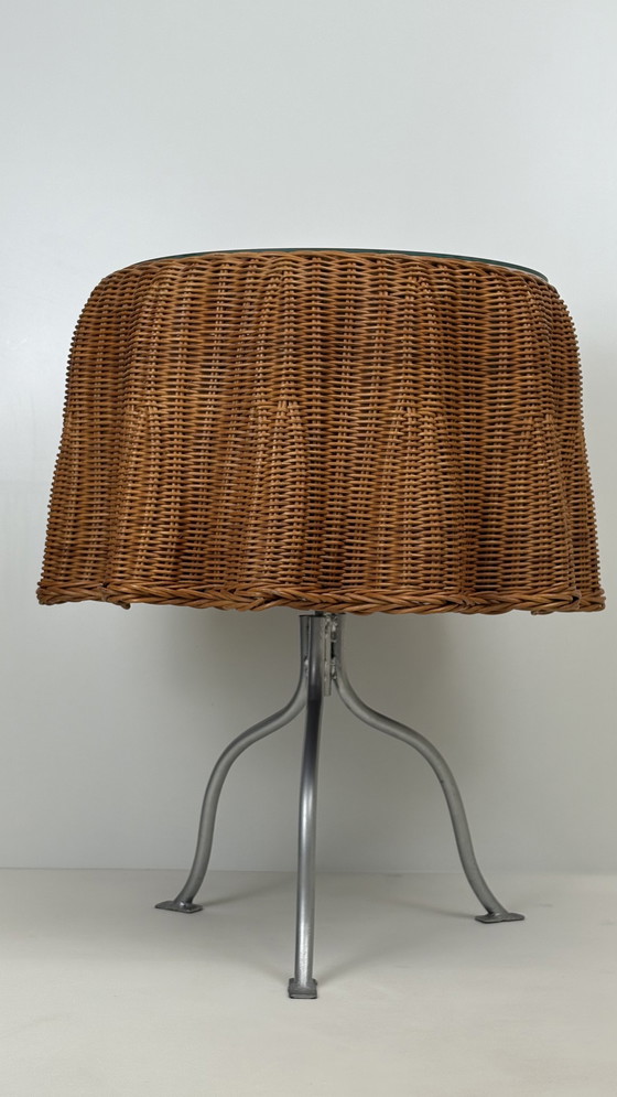 Image 1 of Table d'appoint en rotin avec nappe et draperie fantôme en osier