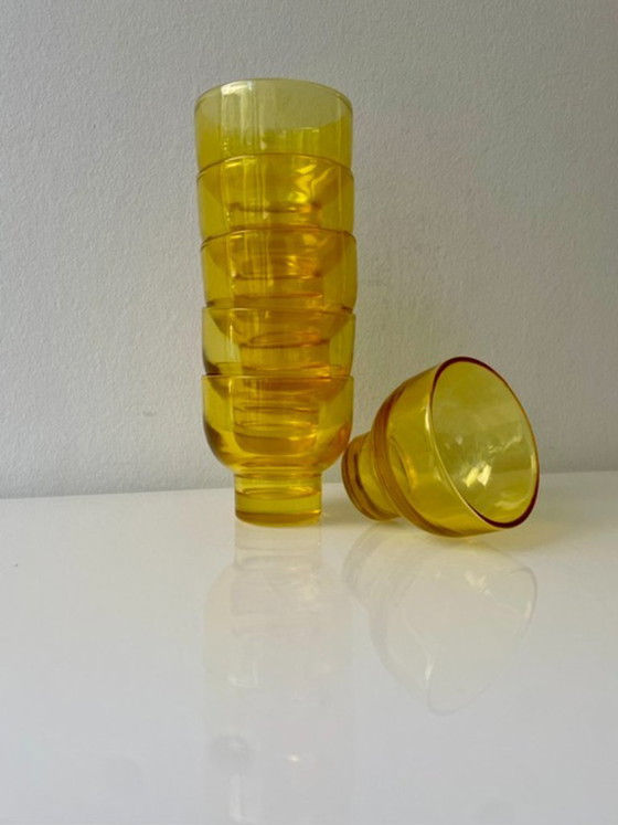 Image 1 of Set di 6 bicchieri gialli impilabili stile anni Settanta da 150 ml