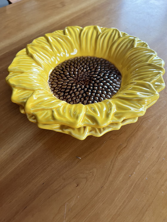Image 1 of Zonnebloem keramische schaal. Stijl Caldas da Rainha