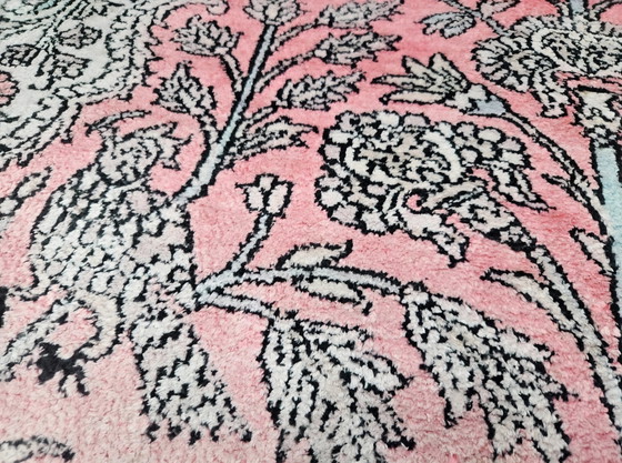 Image 1 of Handgeknüpfter orientalischer Seidenteppich aus Kaschmir mit rosa Blumenmuster, 125 x 186 cm