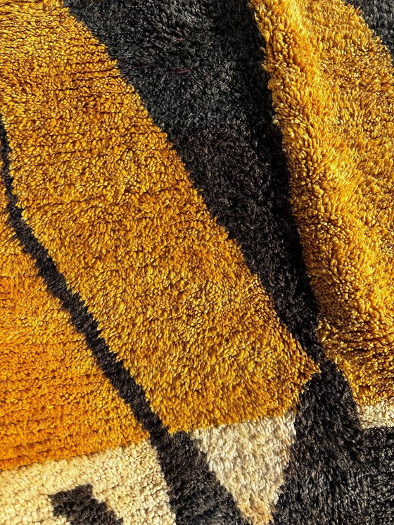 Image 1 of Tapis marocain moderne en laine – 175 x 270 cm, tissé à la main, motif abstrait jaune moutarde, tapis berbère
