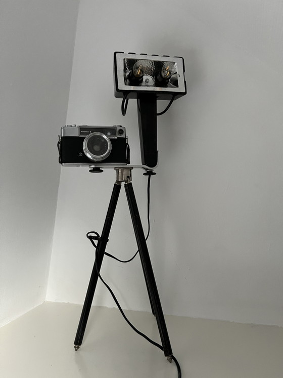 Original Yashica camera on a tripod with large flash (mains powered) – Decorative Objects, Glass, Metal (photo 10 of 15)