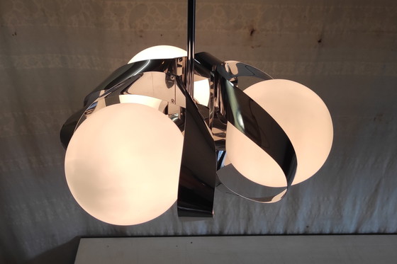 Image 1 of Lámpara de araña de estilo futurista en cromo y cristal opalino - década de 1970