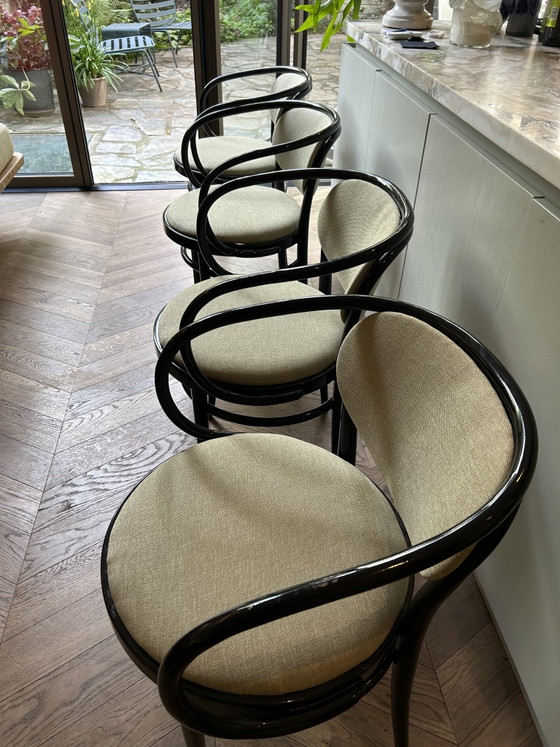 Image 1 of 4 sillas Thonet 209 con estructura de madera curvada negra y asiento tapizado.