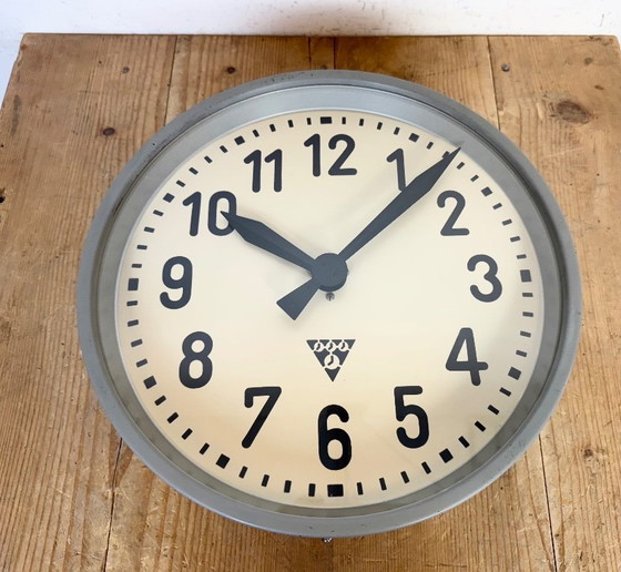 Image 1 of Reloj de pared industrial de fábrica de Pragotron, década de 1960