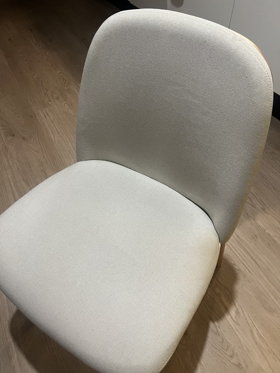 Image 1 of Westwing gestoffeerde essenhouten stoel