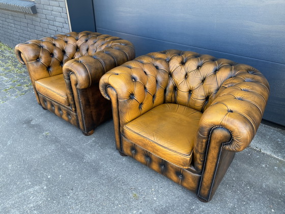 Image 1 of Magnifique ensemble de canapés Chesterfield vintage 3+1+1 places, brun doré