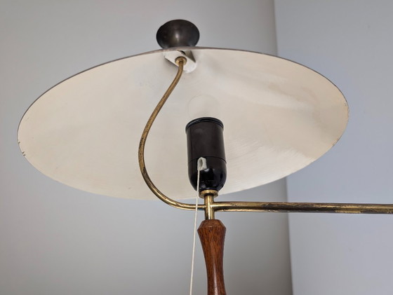 Image 1 of Lampe murale du milieu du siècle en laiton et bois avec abat-jour noir, années 1950