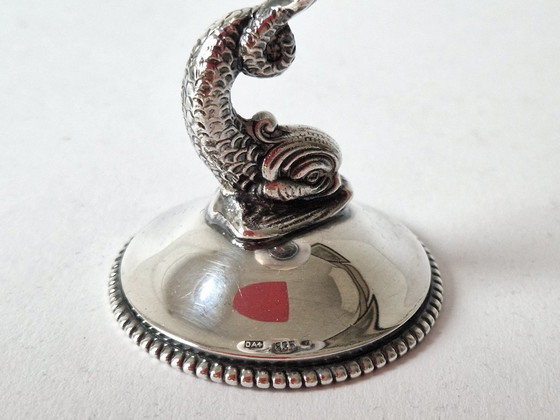 Image 1 of Candeliere in argento con bordo a forma di pesce e perla - Marcato