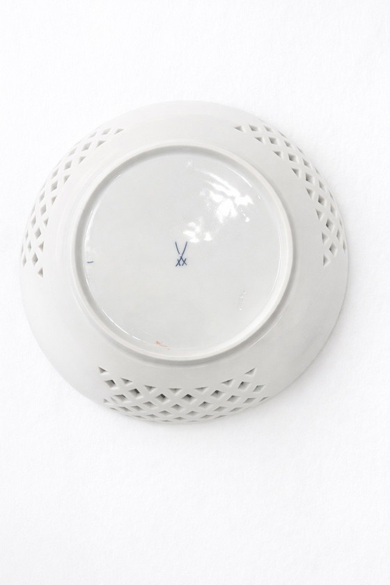 Image 1 of Bol exquis en porcelaine réticulée de Meissen – Décor floral peint à la main – 24,5 cm
