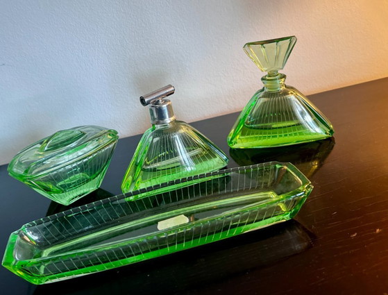 Image 1 of Ensemble de toilette Art Déco en verre à l'uranium de 4 pièces (vers 1930)