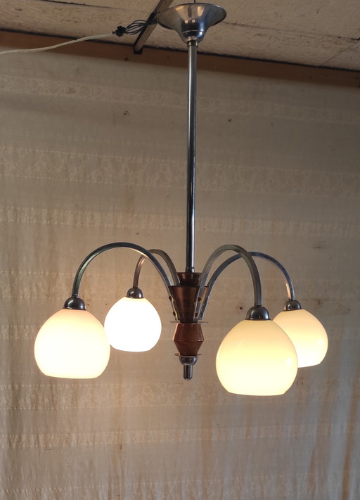 Art Deco kroonluchter met 4 lampen, uitgevoerd in verchroomd metaal met opalen bollen - jaren 1940/50