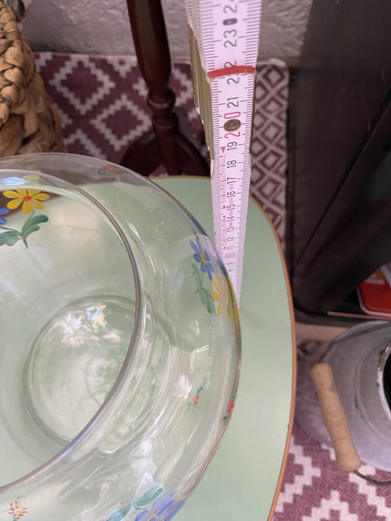 Image 1 of Vaso sferico con fiori sparsi, stile vintage retrò, dipinto a mano.