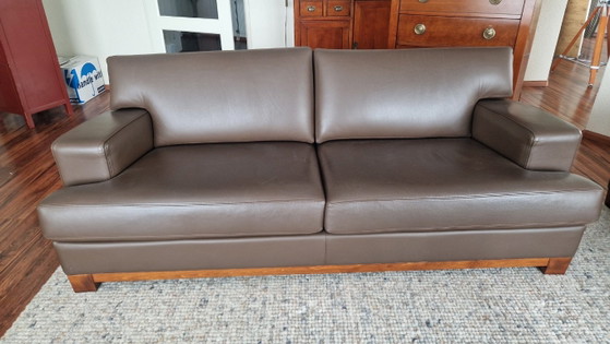Zwei braune Ledersofas, Sitzecke, Holz (Foto 6 von 14)