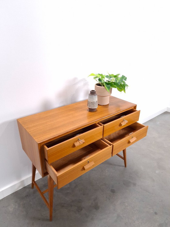 Cassettiera danese vintage in teak con gambe alte inclinate, tavolino, credenza – Cassettiere, Legno (photo 7 of 13)