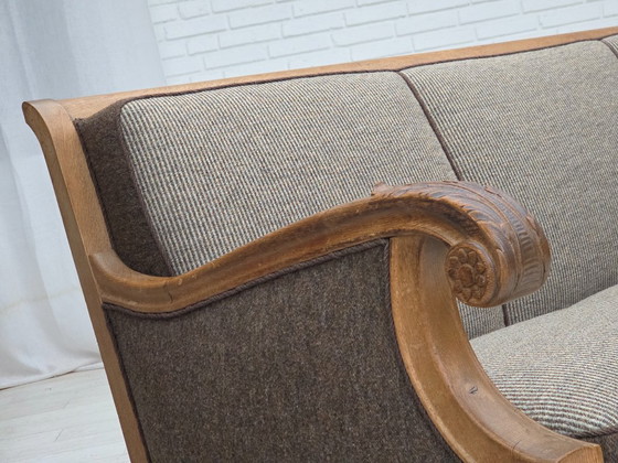 Image 1 of 1950er Jahre, dänisches 3-Sitzer-Sofa, Möbelwolle, massives geschnitztes Eichenholz.
