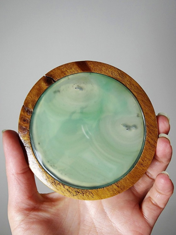Image 1 of Onderzetters van agaat en gedraaid hout in hun vintage standaard uit de jaren 60 en 70.