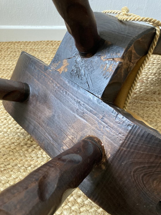 Antica sedia a treppiede in legno intagliato, cuscino in velluto senape, Sedie da camera, Tessile, Marrone (foto 6 di 15)