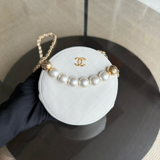 Image 1 of Pochette Chanel rotonda con perle e catena in pelle di vitello bianca con finiture in oro anticato 29
