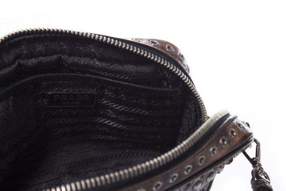 Image 1 of Borsa a tracolla vintage Prada Vitello con decorazioni a tema fotografico.
