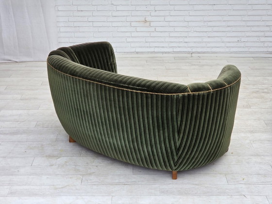 Dänisches 2-Sitzer-Gebogenes Sofa aus den 1960er Jahren, Bezug aus Velours, Eichenholz. – 2 Sitzer Sofas (photo 10 of 17)