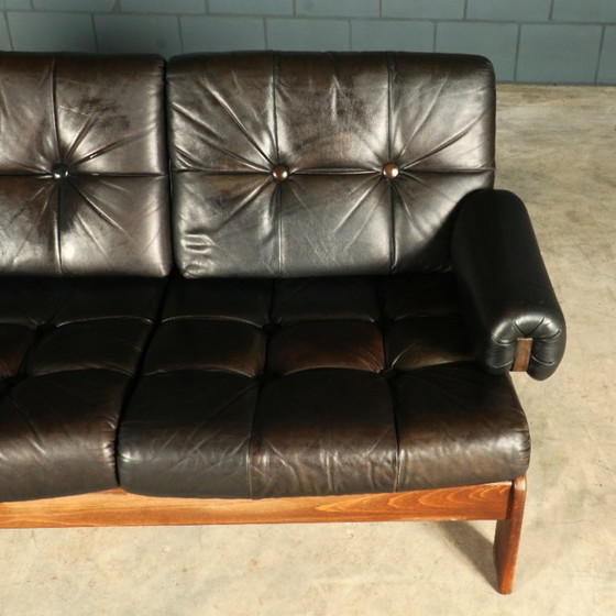 Image 1 of Divano in pelle nera di metà secolo – struttura in legno – anni '60