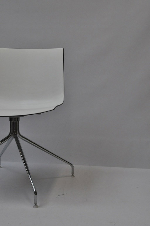 Sedie girevoli Arper Catifa 46 – set da 4 – scocca bianca e nera + base cromata