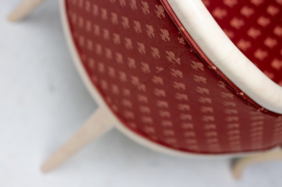 Image 1 of SILLÓN TRÜGGELMANN CON CUELLO DE CISNE — ESTRUCTURA DE MÁRMOL PINTADO Y DORADA, DAMASCO ROJO AMAPOLA