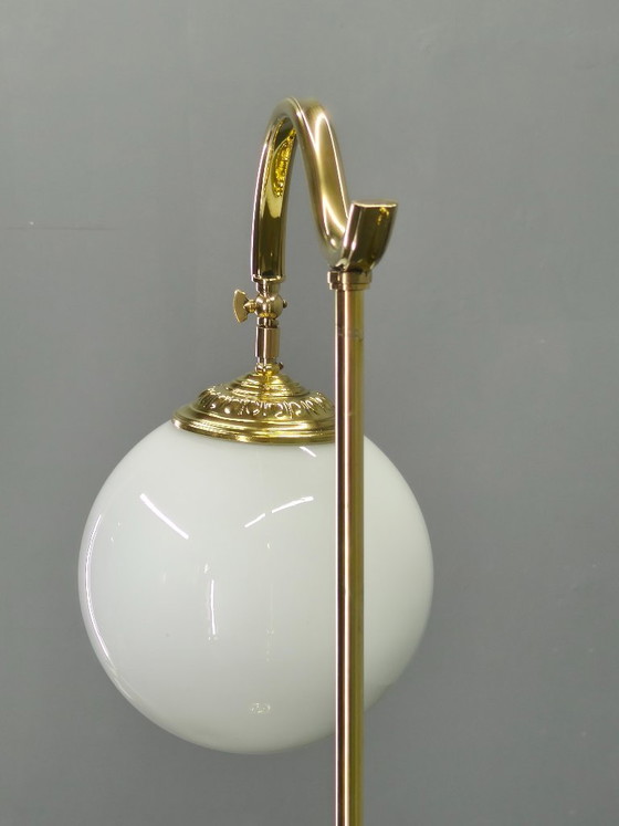 Image 1 of Lampada da terra italiana Art Déco in ottone con globo in vetro, anni '30