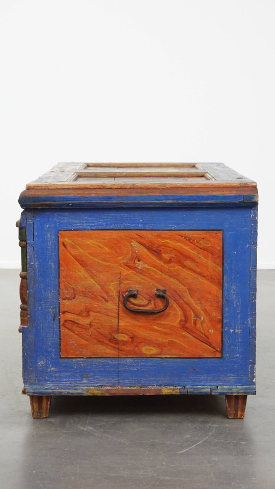 Image 1 of Le coffre de mariée/table basse antique peint à la main du 19e siècle
