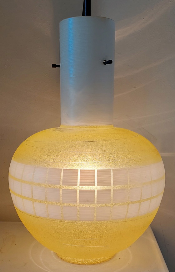 Image 1 of Suspension en verre jaune italien des années 1960