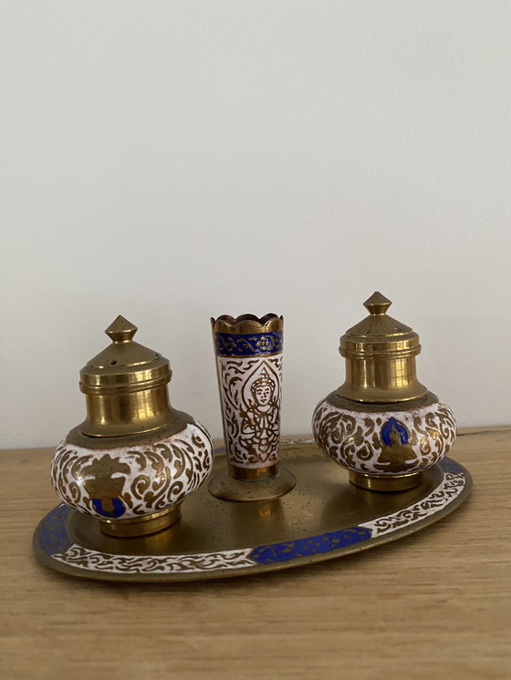 Image 1 of Porte-cure-dents vintage en laiton émaillé, présenté sur un plateau.