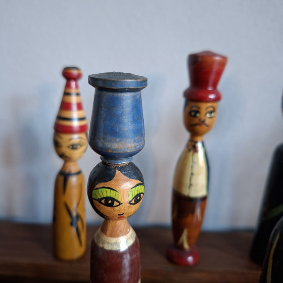 Image 1 of Poupées égyptiennes vintage en bois sur fuseau des années 70. 19 pièces.