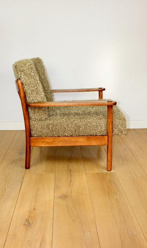 Image 1 of Poltrona vintage in legno marrone, verde oliva, con cuscini a pelo lungo sfoderabili.