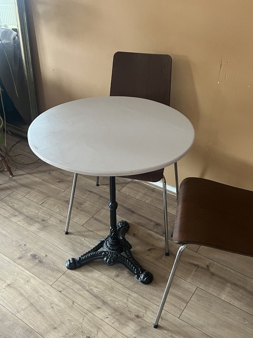 Table de bistrot caractéristique – Piètement en fonte et plateau en bois