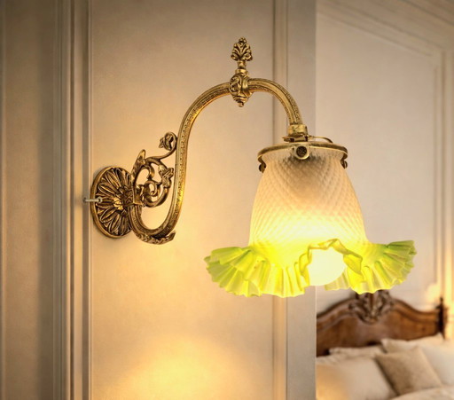 Wandleuchte im Stil Louis XVI. – Um 1930 – Ziselierte Bronze und Glaskugel aus Opalglas