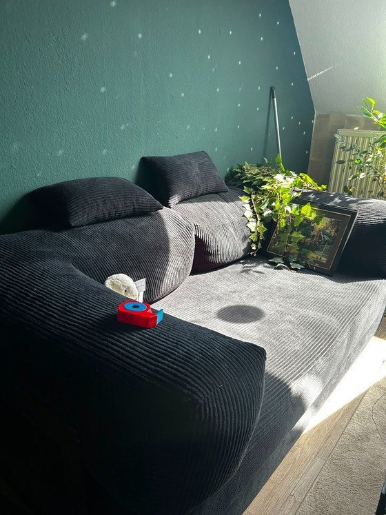 Image 1 of Zwarte designbank Lazy 3-zitsbank in corduroy.