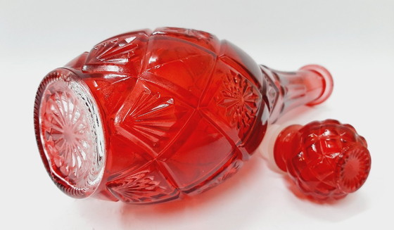 Image 1 of Decanter o caraffa in vetro pressato rosso rubino vintage
