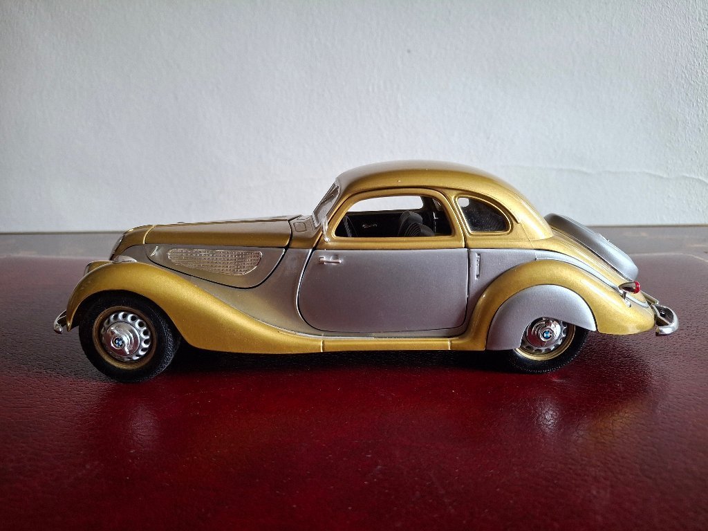 Rare 1937 BMW 327 coupé 1/18 scale Guiloy model in very good