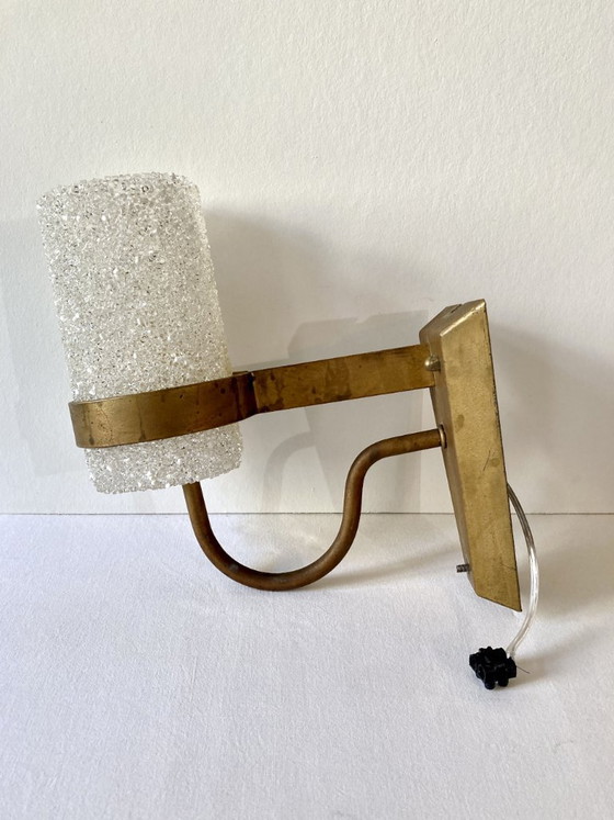 Image 1 of Drei Wandleuchten aus vergoldetem Metall und Plexiglas mit Eis-Effekt, 1960er-70er Jahre