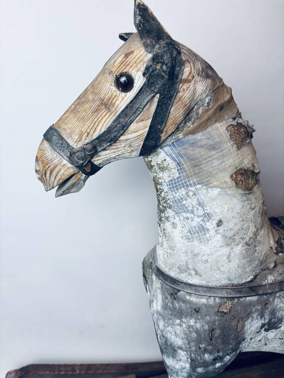 Image 1 of Antico cavallo da tiro in legno su slitta con rivestimento in tessuto e pelle – circa fine XIX/inizio XX secolo