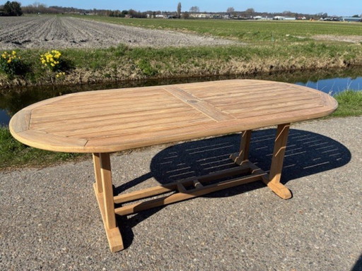 Mesa de jardín ovalada de teca Gloster de 209 cm x 98 cm, como NUEVA.