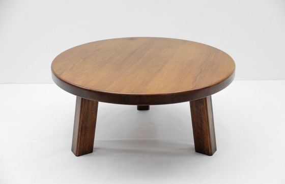 Image 1 of Ronde eikenhouten Franse salontafel in Pierre Chapo-stijl, jaren 60.
