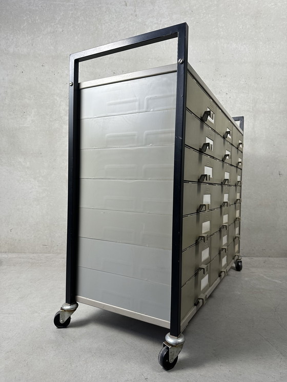 Image 1 of Armoire (de poste) industrielle vintage