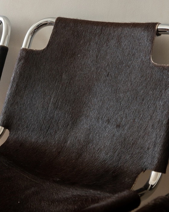 Sillas de comedor cantilever italianas de cromo y piel de vaca, años 70, juego de 4 – Leather (photo 10 of 18)