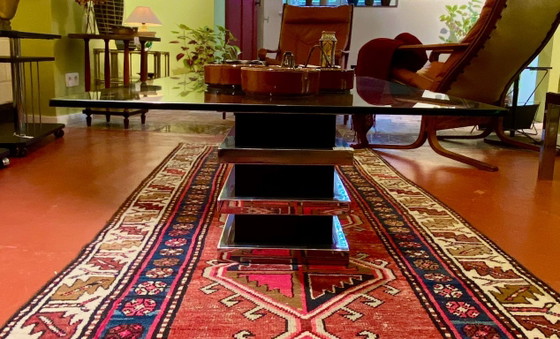 Vintage salontafel uit de jaren 70, verchroomd en zwart gelakt, met meerdere niveaus en een glazen blad. (photo 5 of 6)